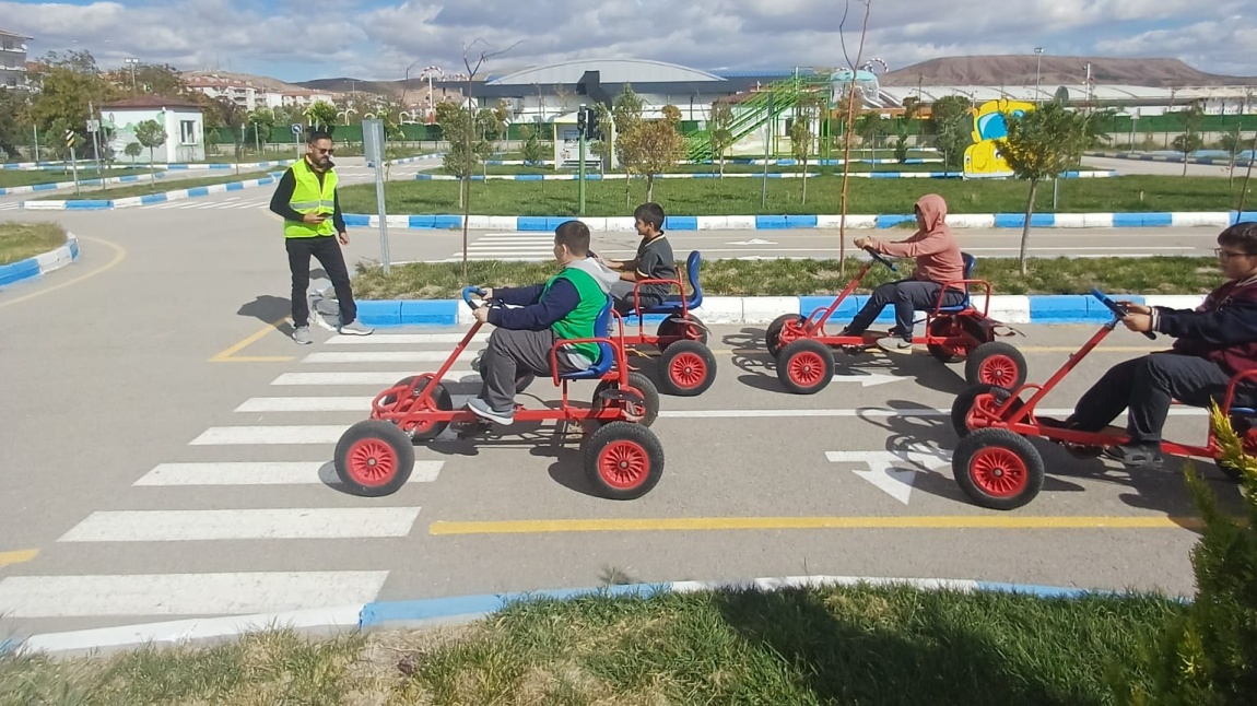 ÖĞRENCİLERİMİZE TRAFİK EĞİTİMİ VERİLDİ.