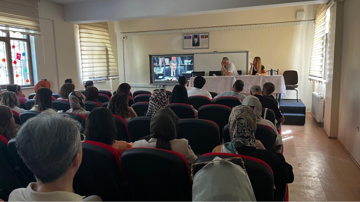 BAKAN TEKİN, EYLÜL AYI MESLEKİ ÇALIŞMA PROGRAMI CANLI YAYININDA ÖĞRETMENLERE HİTAP ETTİ